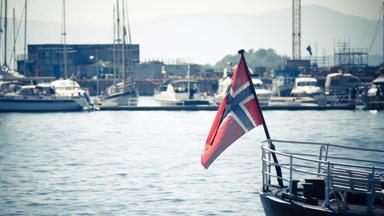 noorwegen_oslo_oslo_haven_noorse-vlag_water_getty