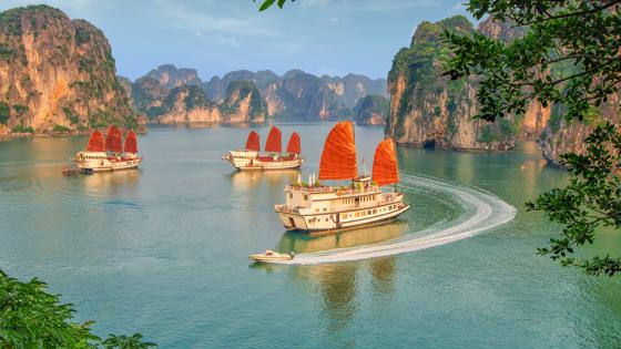 vietnam_hooglanden_ha-long-bay_uitzicht_boten_eilanden_water_getty