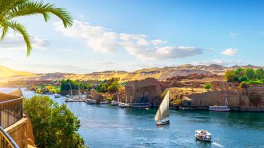 egypte_aswan_nijl_rivier_boten_varen_palmboom_shutterstock