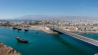 oman_ash-sharqiyah_sur_panorama_stadsgezicht_brug_uitzicht_boten_zee_b