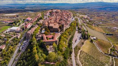 spanje_baskenland_laguardia_luchtfoto_GettyImages-1183372049.jpg