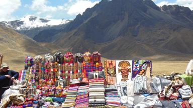 peru_cusco_andes_landschap_kleurrijke-stoffen-markt_b.jpg