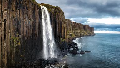schotland_isle-of-skye_kilt-rock_mealt_waterval_rotspartij_grijze-lucht_getty