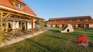 FOX_AT_Burgenland_Neutal_Jufa hotel Neutal_vooraanzicht 4