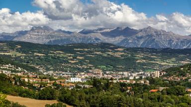 frankrijk_hautes-alpes_gap_bergen_zomer_zuid-frankrijk_alpen_stad_bergen_shutterstock