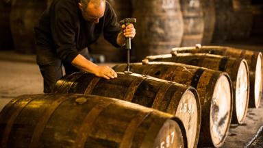 Schotland-man die whiskyvat opent in whiskystokerij-getty