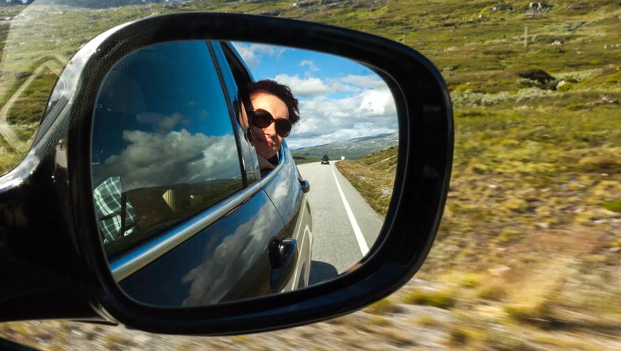 noorwegen_algemeen_onderweg_auto_feflectie_vrouw_autospiegel_getty
