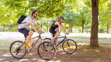 oostenrijk_wenen_wenen_stel_fietsen_groen_park_boom