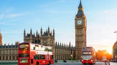 engeland_londen_big-ben-brug-westminister_bussen-mensen_getty