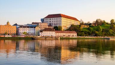 oostenrijk_opper-oostenrijk_linz_donau_schlossmuseum_kade_zonsondergang_pixabay