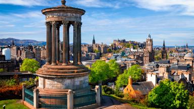 schotland_edinburgh_dugald-stewart-monument_uitzicht_GettyImages-1153707761