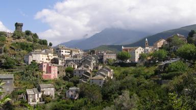 frankrijk_corse_corsica_cap-corse_bergdorp_gekleurd-huis_kerk_kasteeltoren_berg_shutterstock