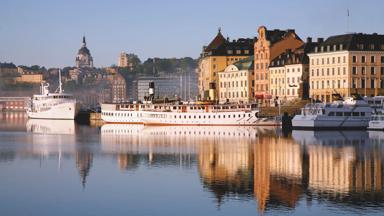zweden_uppland_sodermanland_stockholm_stad_kerk_water_boot_skeppsbron_ola-ericson_shutterstock