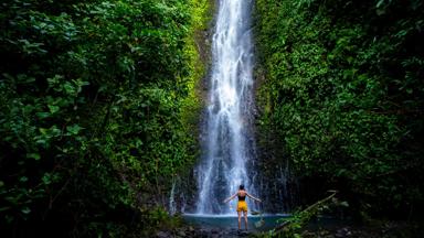 costa rica_jungle_waterval_reiziger_shutterstock_2207221883