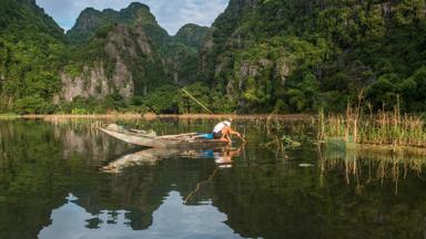 vietnam_ninh-binh_tam-coc_local_man_visser_bootje_frits-meyst.jpg