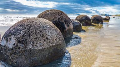 nieuw-zeeland_zuidereiland_moeraki boulders_stenen_strand_zee_shutterstock_1235108335