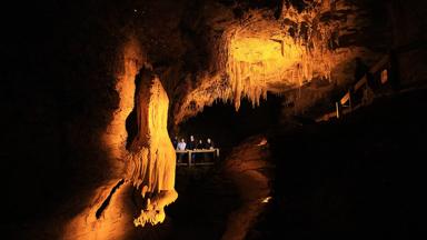 nieuw-zeeland_noordereiland_waitomo_kalksteengrotten_gloeiwormen_mensen_stalagtieten_wandelpad