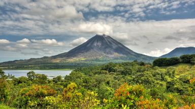 costa-rica_la-fortuna_parque-nacional-volcan-arenal_arenal-vulkaan_uitzicht-op-vulkaan_regenwoud_rivier_b