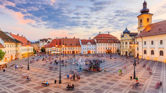 roemenië_transsylvanië_sibiu_grote-plein_piata-mare_stadhuis_brukenthal-paleis_shutterstock