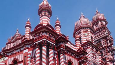 sri-lanka_colombo_jami-ul-alfar-moskee_pettah-district_architectuur_rood-wit_lucht_shutterstock