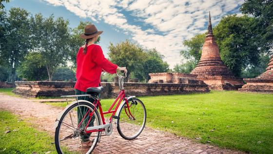 thailand_sukhothai_fiets_vrouw_tempel_ruine_shutterstock_559634671