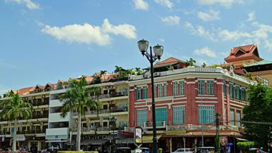 cambodja_phnom-penh_straatbeeld_palmboom_kleurrijke-gebouwen_w