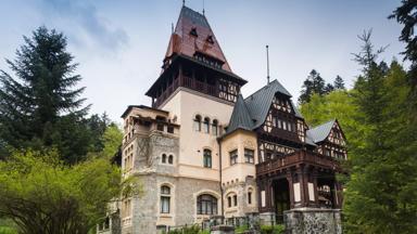 roemenie_transsylvanie_sinaia_pelisor-paleis_bomen_vakwerk_getty-531663703