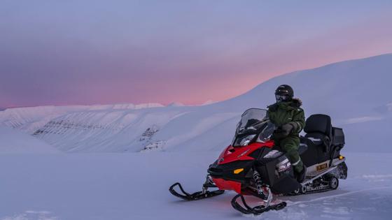 noorwegen_noord-noorwegen_spitsbergen_sneeuwscooter_Jarle-Roessland_Visit-Svalbard