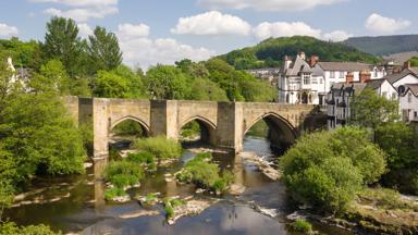 wales_llangollen_dee-brug_rivier-dee-huizen_shutterstock