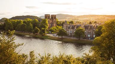 schotland_highland_inverness_kerk_ness-rivier_stad_GettyImages-1203499056