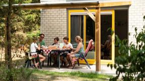 Nederland_Appelscha_RCN_Vakantiepark_De_Roggeberg_Bungalow_De_Kraanvogel_Terras