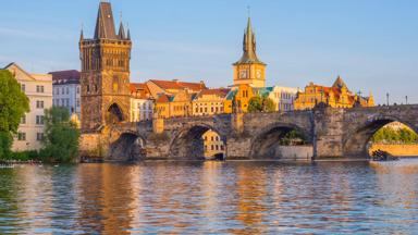 Praag vanaf de Moldau rivier (Vltava river). de oude stad met zicht op de Karelsbrug.