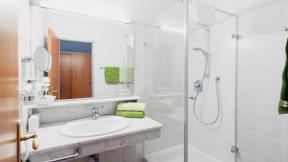 Oostenrijk_Tirol_Reutte_Hotel-Zum-Mohren_superior-badkamer_a