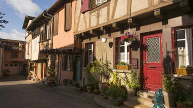 frankrijk_occitanie_albi_place-savene_straat_vakwerkhuis_getty