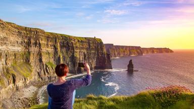 ierland_clare_liscannor_cliffs of moher_reiziger_GettyImages-905653922