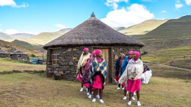 Fox_lesotho_bashoto-dorp_vrouw_dansen_zingen_jannek-kaim-naturescanner