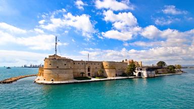 italië_puglia_taranto_catello-aragonese_water_shutterstock