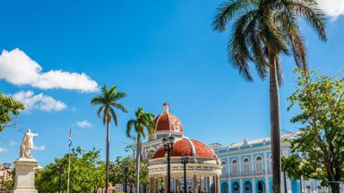 cuba_cienfuegos_cienfuegos_groepsreis-cuba_jose-marti-central-park_gebouwen_standbeeld_shutterstock