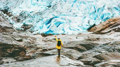 noorwegen_sogn-og-fjordane_jostedal_jostedalsbreen_nigardsbreen_gletsjer_vrouw_shutterstock_763752226