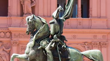 argentinie_buenos-aires_casa-rosada_standbeeld_b