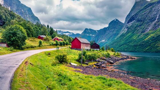 noorwegen_more-og-romsdal_orsta_hjorundfjord_fjord_weg_bergen_shutterstock_708898357