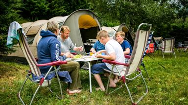 italie_italiaanse-alpen_aosta_buffel_dappere-daden_familie-voor-de-tent_credits-floris-heuer