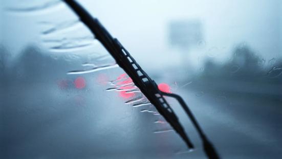 Slecht weer, regen onderweg in de auto