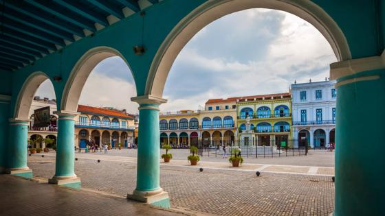 cuba_havana_plaza-havana-vieja_bogen_plein_huizen_kleuren_shutterstock