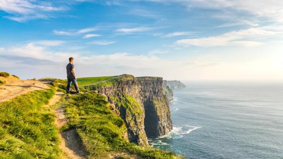 ierland_munster_doolin_county-clare_cliffs-of-moher_klif_man_zonsondergang_getty