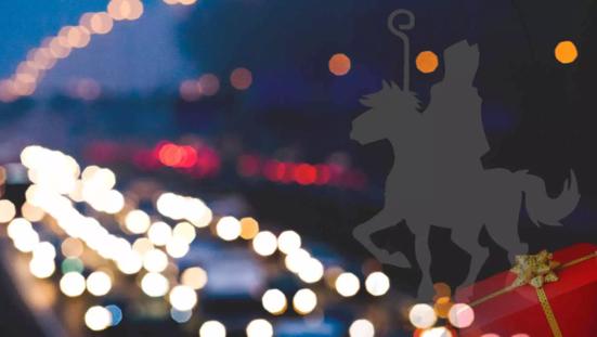 Verkeersdrukte op de weg in verband met Sinterklaas.