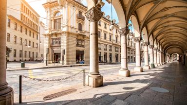 italie_piemonte_turijn_straat_galerij_zuil_tramrails_shutterstock_481584490.jpg