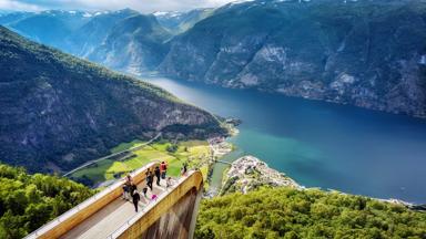 noorwegen_vestland_aurland_stegastein_uitkijkpunt_aurlandsfjord_mensen_shutterstock_737229106