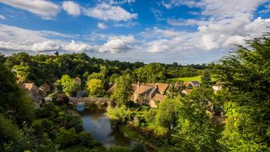 frankrijk_normandie_normandisch-zwitserland_sarthe-rivier_landschap-huizen_getty