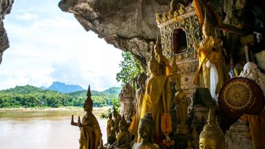 laos_luang-prabang_pak-ou-caves_boeddha-beelden_goud_grot_rivier_b